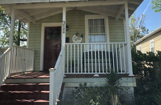 Little Green House- Downtown Cozy-Cottage Snowbirds Welcome!