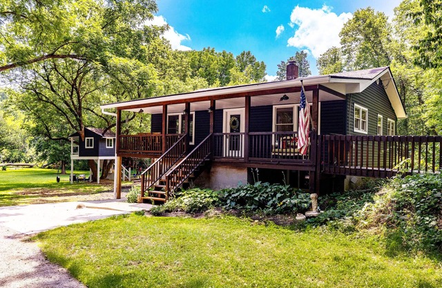 Little Miami Riverfront 3-bedroom house one bedroom in a tree house.