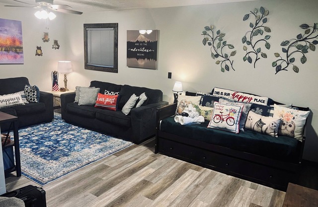 Little Owl Private Cabin #10 - Sleeps 6. Resort Pool-Spa. SDC 1 mi. Dogs ok!