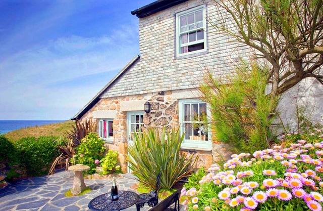 Little Petra, Beach Cottage, Sea Views, Garden