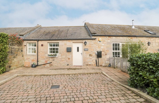 LITTLE TERN, pet friendly, with a garden in Seahouses