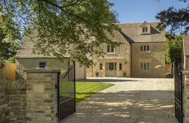 Little Tithe, Set back from the road at the end of a private gated gravel driveway