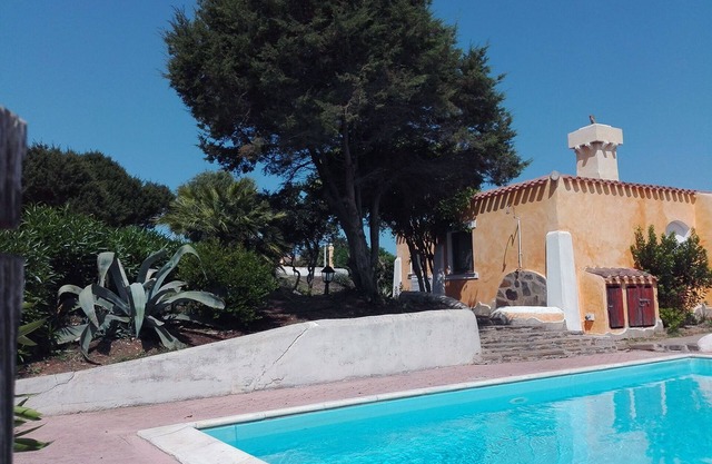 LITTLE VILLA WITH PRIVATE POOL AND GARDEN.IT ACCOMODATES CONFORTABLY 4 PEOPLE