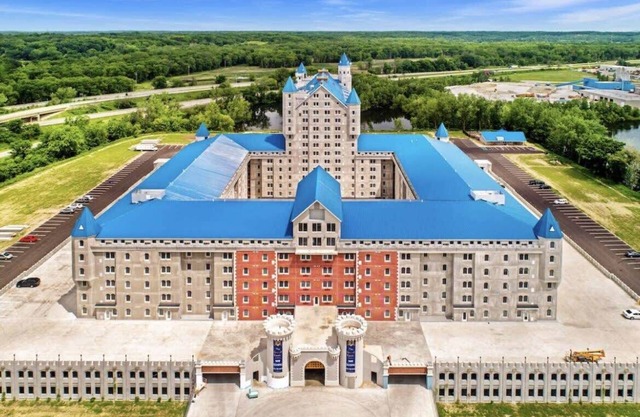 Live Like Royalty! Grand Castle Apt Near Attractions