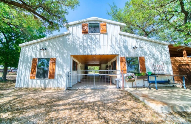 Live Oak Lodge, Rustic Barndo w Dog (or Kid) Run!