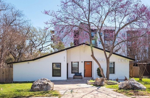 🎸 Live the SoCo Life 🏡 3BR + 5 Beds 🌊 Walk to Barton Springs & Local Eats 🍴