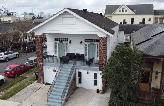 Lively Uptown Getaway Steps from historic Magazine