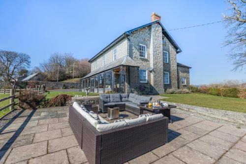 Llansantffraed House