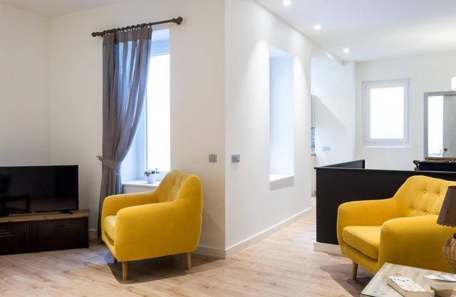 LN5 2BD+2BTH Cloakroom, Shared terrace with pool + Parking on demand