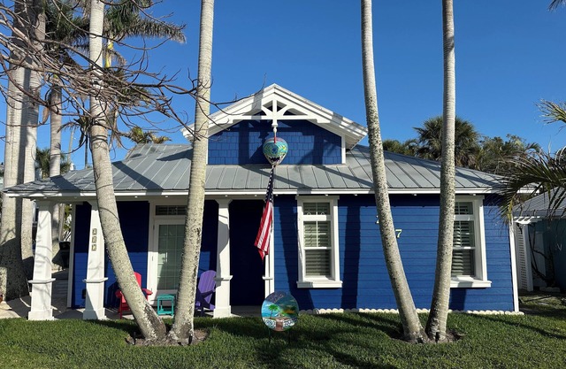 🏝 LOCAL LANDMARK. The BLUE HOUSE on PINE 🐬Casa Caliente🐬