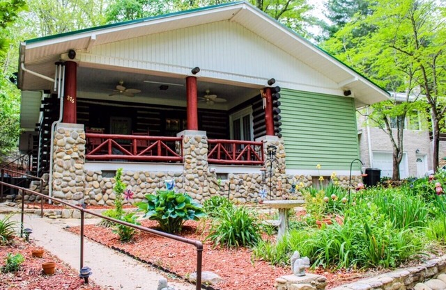 Located AT LAKE JUNALUSKA! Beautiful Log Cabin, Modern Amenities, WIFI, HD TV