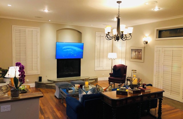 Located in the center of Great Los Angeles with 6 Bedrooms sleeping 12 people