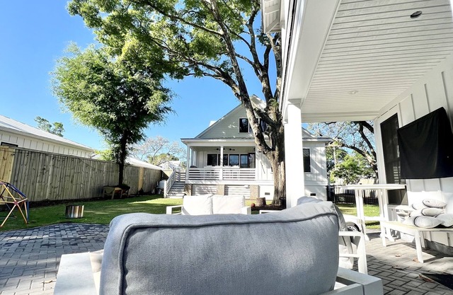 LOCATION! 5 min to beach & DWTN! Walk to Restaurants, Parks, Shops, Nightlife!