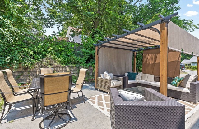 Location! Hot Tub, Pet Friendly, Downtown Living