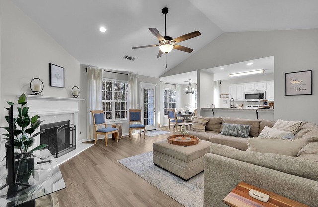 Location, Location! Minutes away from Mall of GA!