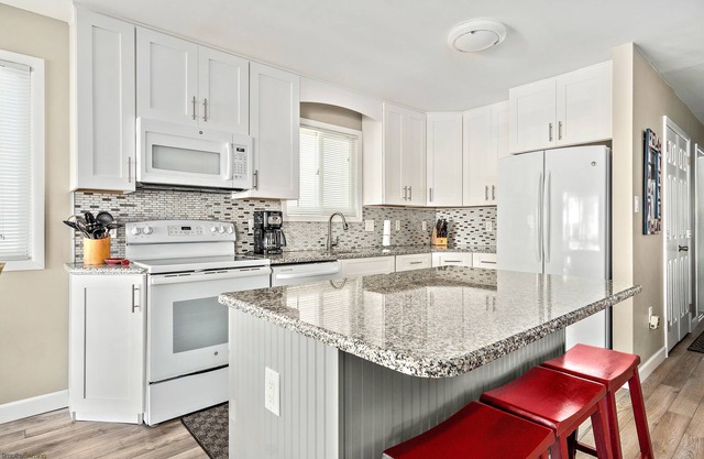 LOCATION LOCATION South End Beach Retreat! STEPS TO BEACH!