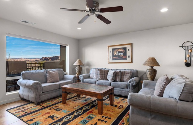 Location! Near Ntl Parks & Trails | Pool & Hot Tub