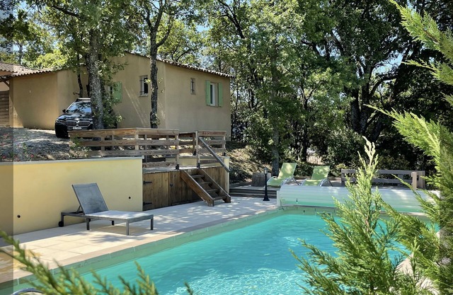 Lodge in a small private residence with swimming pool in a green setting