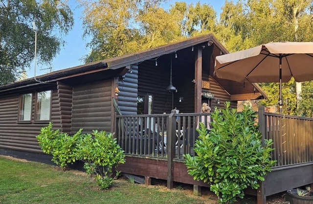 Lodge overlooking fishing lake. Hot tub & fishing peg