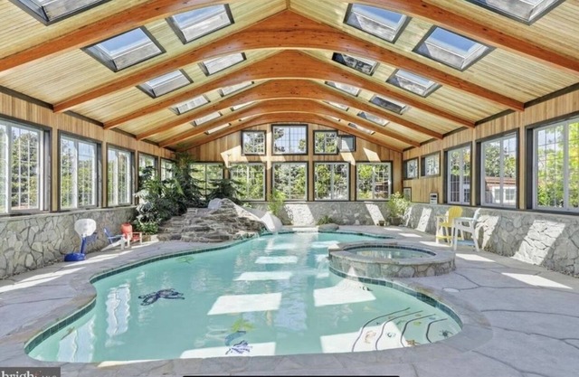 Lodge style home w/INDOOR pool/spa, 2 miles to the beach, onsite canal access