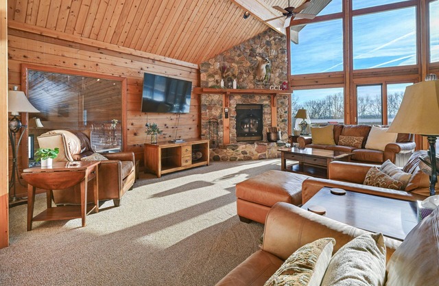 Lodge w/Indoor Pool along Devil's Lake Park!