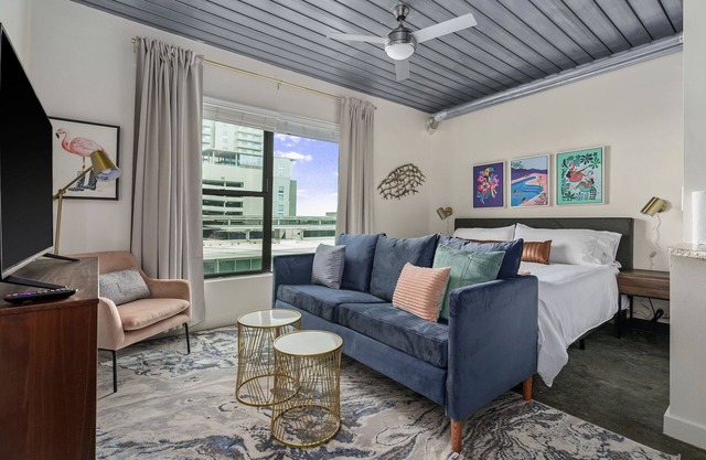 Lodgeur | Picture-perfect studio loft | Midtown