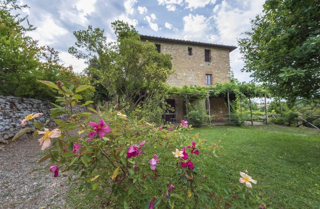Lodging in Casole Elsa,Siena,pool,Wi-Fi,terrace,barbecue,family friendly,sleep 6