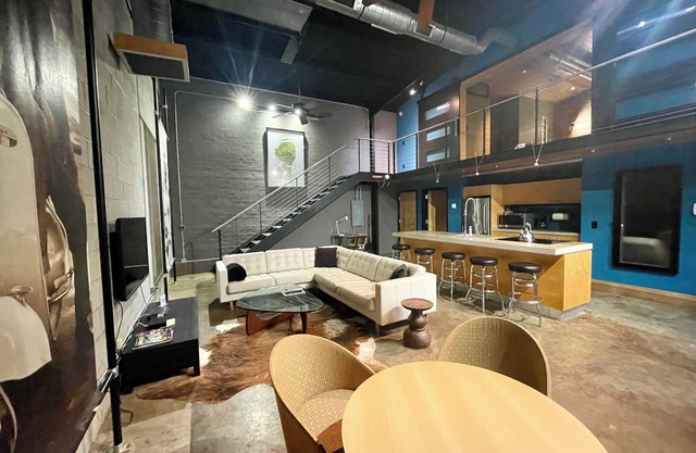 LOFT 914 Walk to Williams Brice Football /1Mile to Downtn, USC & Ft.Jackson
