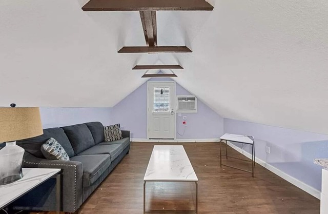 Loft - Enjoy peaceful living in downtown