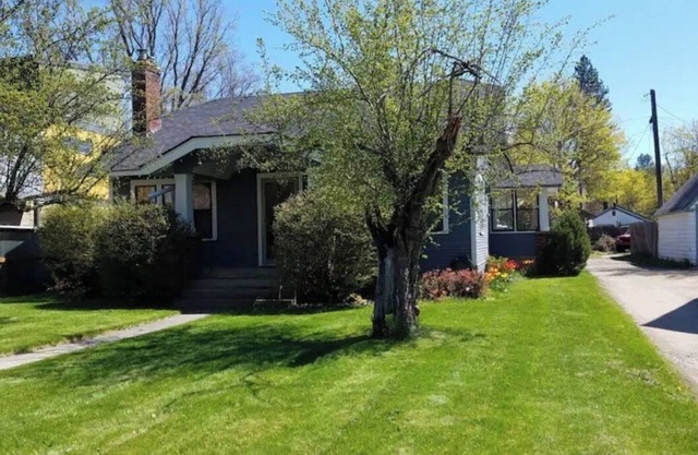 Loft near lake cda/midtown area. walking to stores, restaurants, lake.