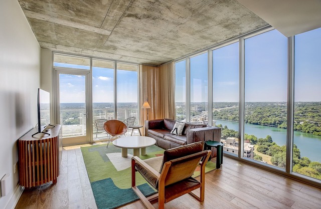 Loft -style condo with skyline-view balcony - rooftop pool & gym