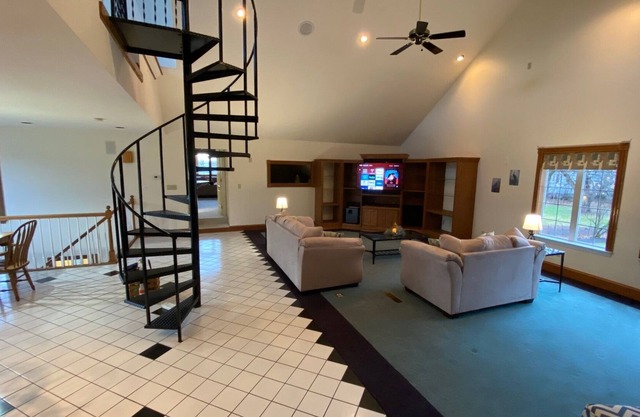 Lofty space with work space and relaxation nearby everything
