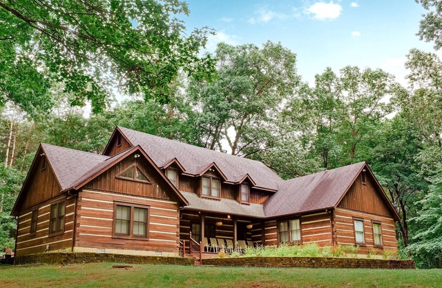 Log cabin, hot tub, 3 minutes to Nashville!