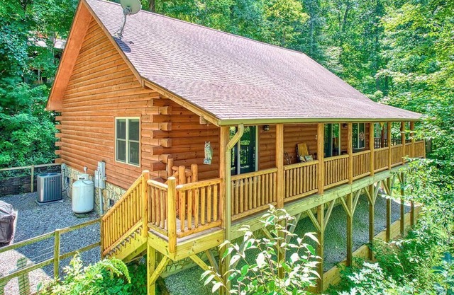 Log Cabin in a Gated Community! WIFI. Fire Pit w/wood provided! Pet-friendly