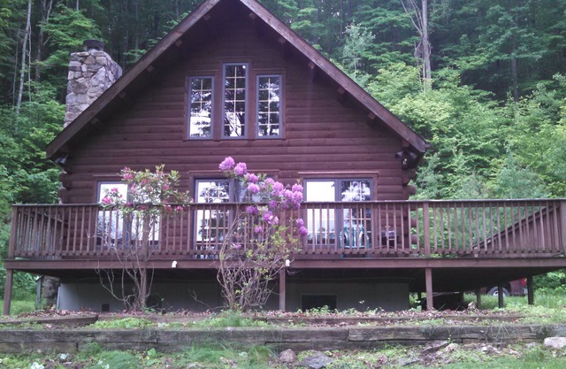 Log cabin in quiet setting only 15 miles from Penn State & 2 state parks