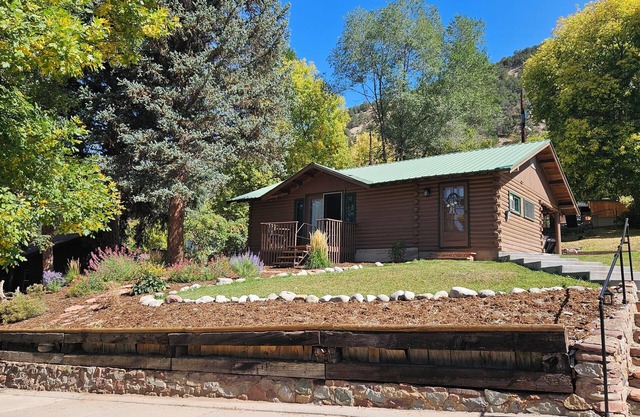 Log Cabin in the Mountains - Trout fishing, skiing & hiking right out your door!