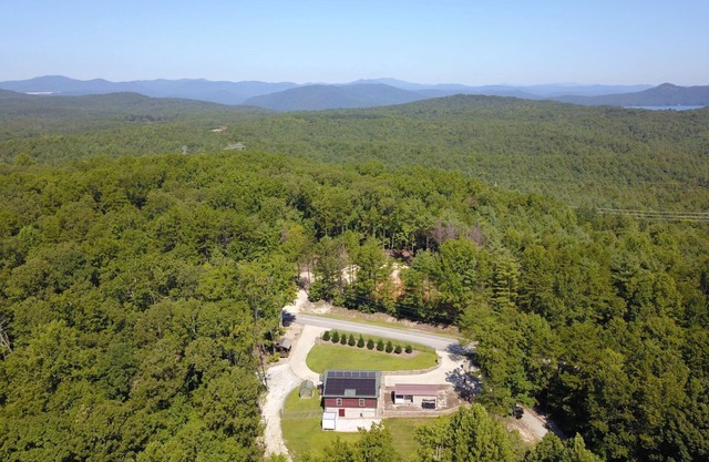 Log Cabin in the Foothills of the Blue Ridge Mountains, Lake Jocassee - Keowee
