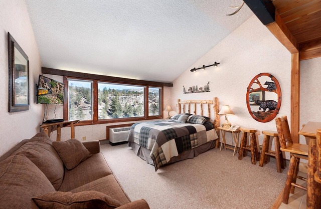 Log Cabin in the Lodge (#506) | 10 min to Ski - Views, Golf, AC/Pool/Hot Tub