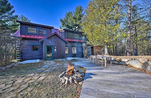 Log Cabin in Wilmington w/New Hot Tub By Skiing!