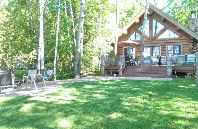 Log Cabin living on beautiful Lake Minnewawa-call for LAST MINUTE AVAILABILITY