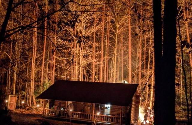 Log Cabin Off Grid, unlimited hiking trails, natural forest