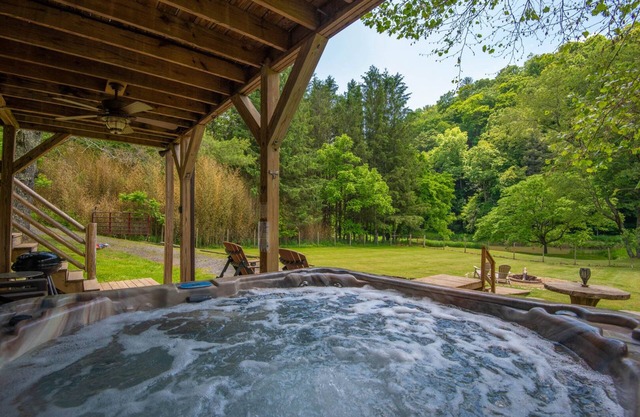 Log Cabin on the New River with Easy Steps in the River + Hot Tub + Fire Pit