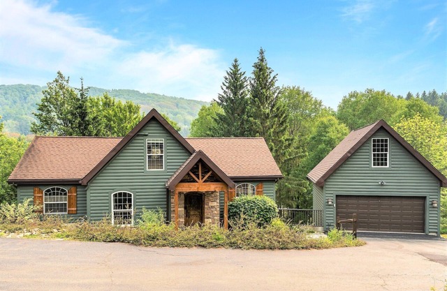 🏡 Log Cabin Stay w/Sauna, Hot Tub + Games Room – Close to Town!