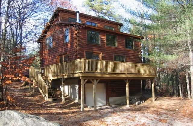 Log Cabin with nearby pond, ideal for summer and winter fun - Pets Considered