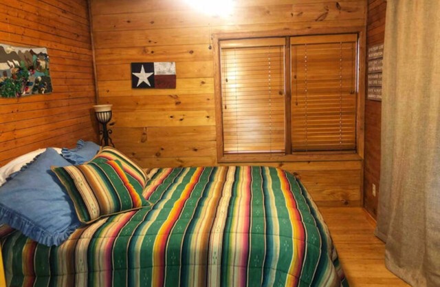 Log House-2 bedroom near Medina Lake