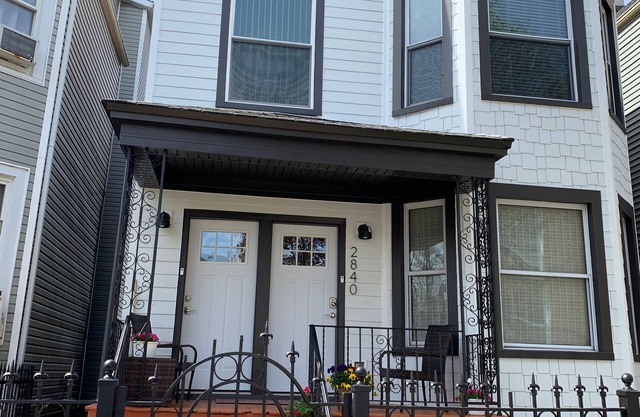 LOGAN SQUARE: Chic, Comfy 1st Floor 2 BDRM APT! Parking Incld!