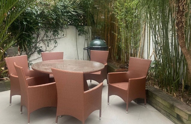 London townhouse by the park. Easy access to central London.