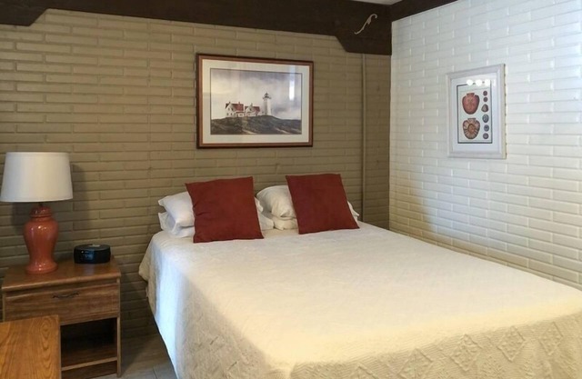 Lone Oak Point 32 - A Vintage Lake Vacation!