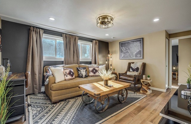 Lone Star Lookout - Cozy 2-BR w/Mountain Views, King Bed & Pet-Friendly Yard