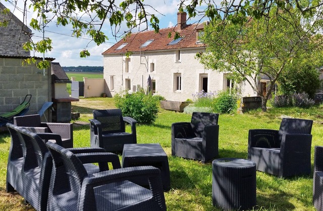 Longère bourguignonne 200 m2, swimming pool and 5800m2 fenced garden